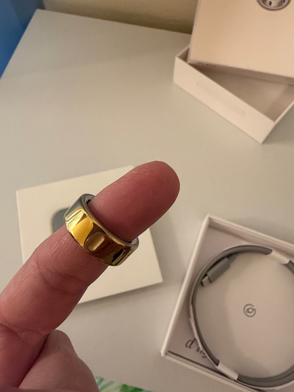 Oura Ring 4 Gold - Picture 9 of 10